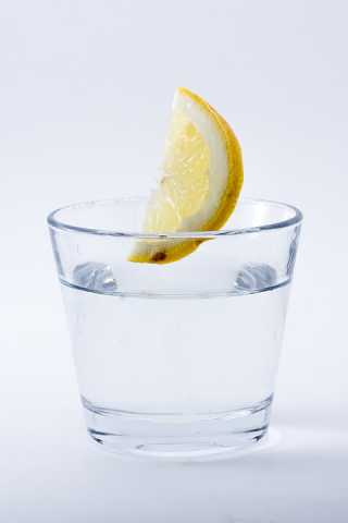 Voda s citronem